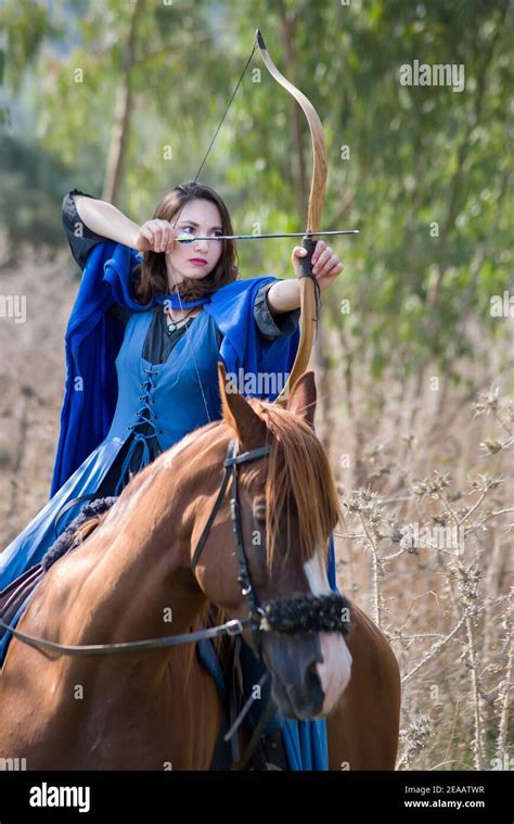 Female Archer Hi Res Stock Photography And Images Alamy
