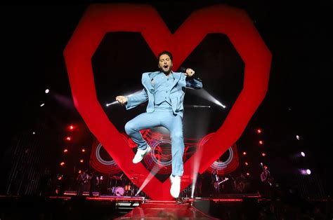 Todos los looks de Manuel Carrasco en su Tour Corazón y Flecha