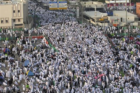 Muslim Hajj Stampede Near Mecca Leaves 700 People Crushed To Death In Saudi Arabia Daily Mail