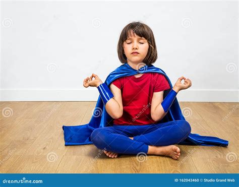 Un Niño Superhéroe Relajado Con Yoga Atención Meditación Pies