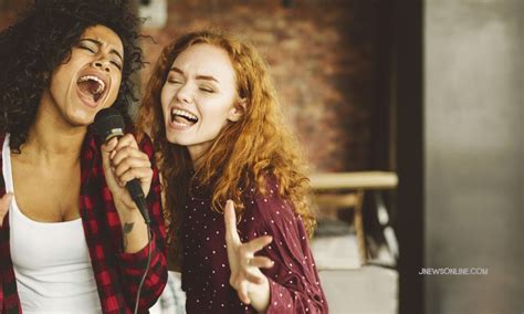 Rekomendasi Lagu Karaoke Yang Asyik Dinyanyikan Bareng Teman Teman