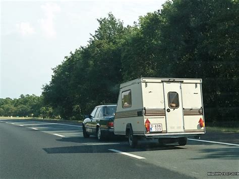 Mercedes W124 with Kip Kompakt 300 caravan (0-ADN-323) | Flickr