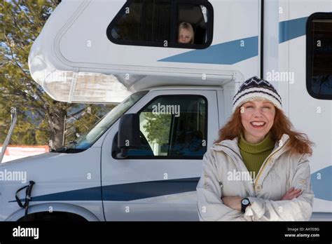 Portrait d une femme mature et sa fille dans un véhicule récréatif Photo Stock Alamy