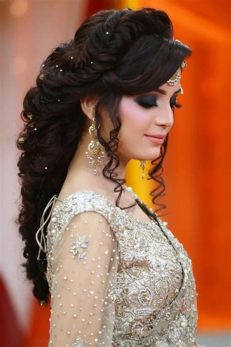 Beautiful Smokey Makeup Indian Bridal Hairstyles Bride Hairstyles Engagement Hairstyles