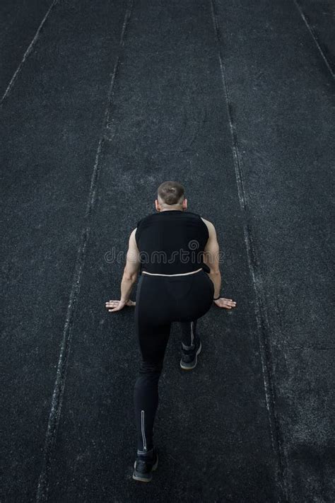 Hombre Cauc Sico Que Hace Un Comienzo Del Sprint Funcionamiento En El