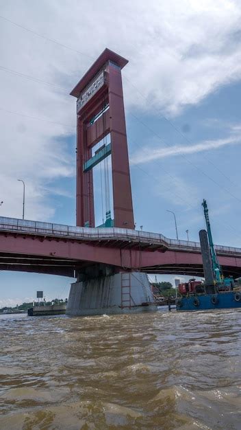 Um barco está passando por baixo de uma ponte que diz ser a maior ponte