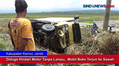 Diduga Hindari Motor Tanpa Lampu Mobil Boks Terjun Ke Sawah Di Jambi