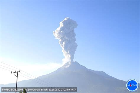 Gunung Lewotobi Laki Laki Semburkan Abu Vulkanik Setinggi Meter