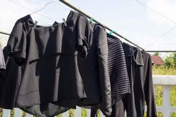 Cara Mencuci Baju Hitam Agar Tidak Pudar Serta Tips Menjemurnya