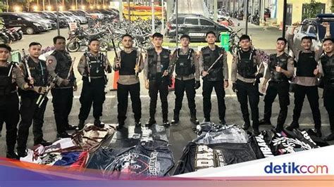 Polisi Bubarkan Konvoi Puluhan Pemotor Nyalakan Petasan Di Kemayoran