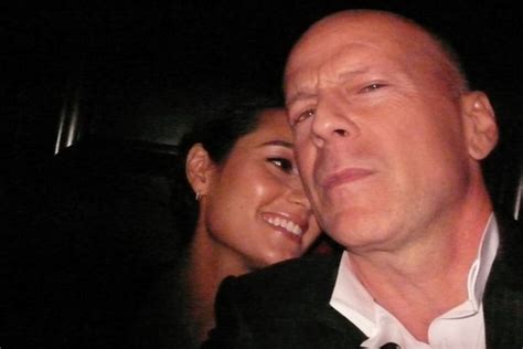 Emma Heming Esposa De Bruce Willis Fala Sobre A Jornada Da Fam Lia