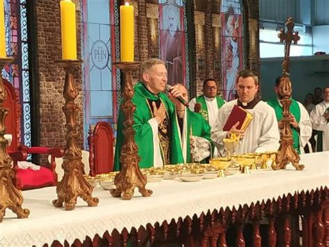 Mulher Joga Padre Marcelo Rossi De Cima Do Palco Durante A Missa