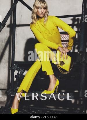 Plakatwerbung Versace Modehaus Mit Anna Ewers Im Papiermagazin Ab