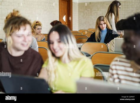 Professeur mature travaillant avec des étudiants à l intérieur de la classe à l université