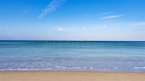 Playa Arenosa Tropical Con La Imagen De Fondo Del Oc Ano Azul Y Del