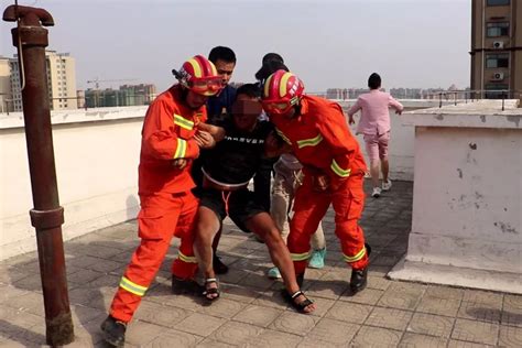 汤阴翰林世家一男子欲跳楼轻生，情况万分紧急 救援