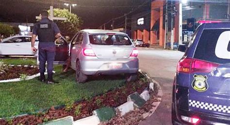 Condutor Suspeita De Embriaguez Perde O Controle De Carro E Atinge