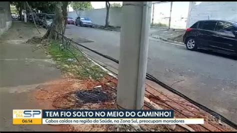 Vídeo Moradores da Zona Sul de SP reclamam de emaranhado de fios