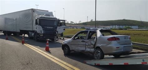 Carro Colide Carreta Ao Fazer Manobra De Cruzamento Na Br A