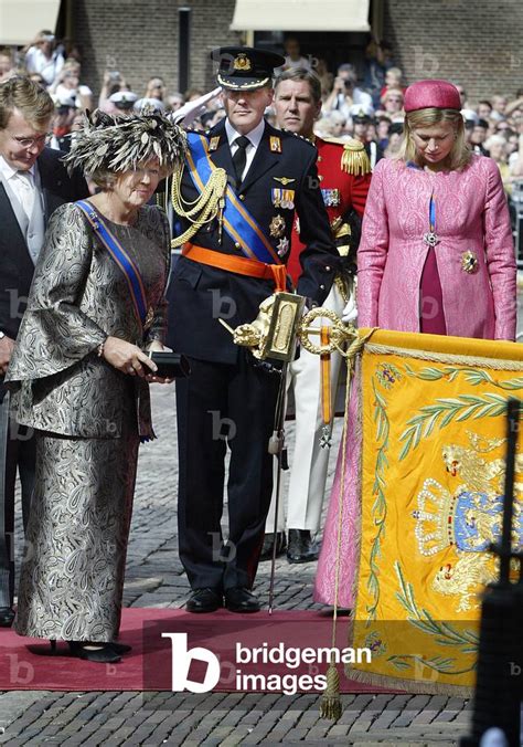 Image Of DUTCH QUEEN BEATRIX CROWN PRINCE WILLEM AND PRINCESS MAXIMA SALUTE