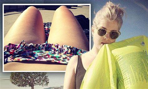 Kelly Osbourne Posts Sexy Bikini Photo On Twitter Showing Off Her Very Flat Stomach Daily Mail