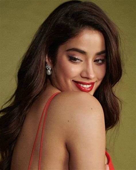 Janhvi Kapoor Hot Photos చపలత గచచ గచచ చపతనన జనవ రడ డరసల కవవసతద
