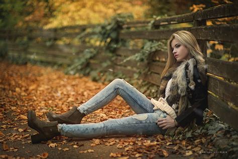 Women Outdoors Eyeliner Fur Coats Fall Women Jeans Blonde Model