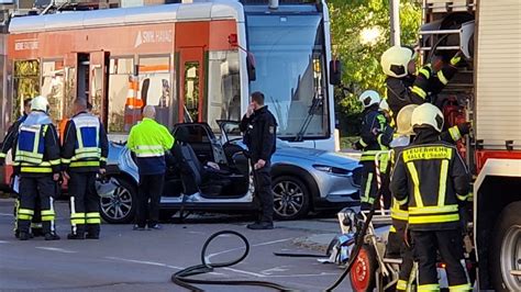 Schwerer Unfall Zwischen Stra Enbahn Und Pkw In Halle Zwei Verletzte