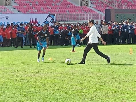 Presiden Jokowi Luncurkan Papua Football Academy