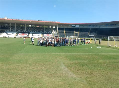 Torcedores Do Vasco Invadem S O Janu Rio E Protestam Contra Atletas