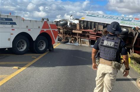 Caminhão transportando produtos tomba na BR 116 em Jaguaquara e polícia