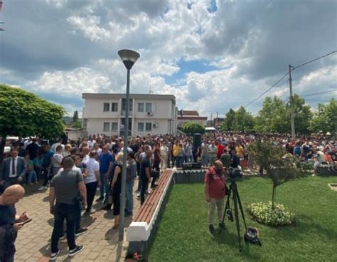 Serbët mbajnë Vidovdanin Policia mbyll Graçanicën