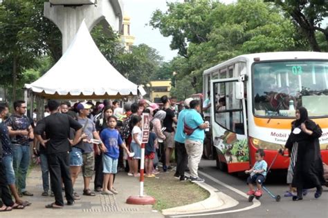 Hari Ketiga Lebaran 20 000 Pengunjung Padati TMII ANTARA News