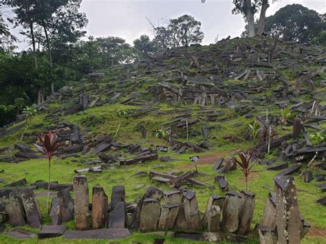 Indonesia’s Gunung Padang Pyramid Mystery – TamuAsia