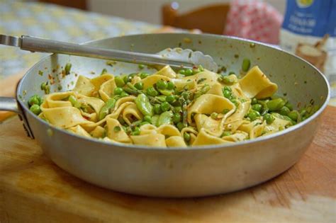 Pasta Met Verse Erwtjes Tuinbonen En Groene Asperges Dagelijkse Kost