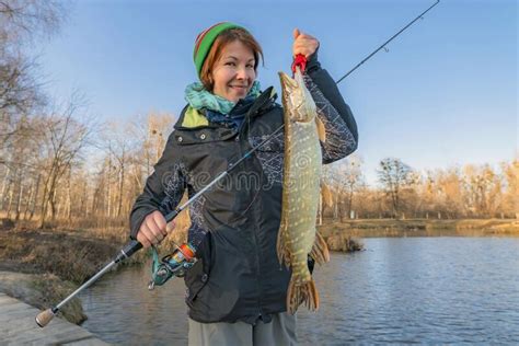 Pesca Tubarões Senhora Pescadora Segurando Peixe E Atacando Nas