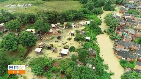 VÍDEO após fortes chuvas barragem de rio transborda e moradores têm