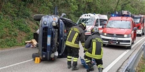 Perde Il Controllo E Si Ribalta Con Lauto Uomo Di 53 Anni Soccorso Da