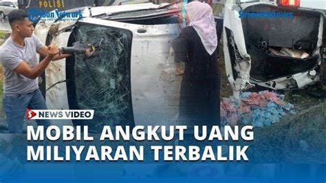 Mobil Pengangkut Uang Terbalik Uang Miliaran Rupiah Berserakan