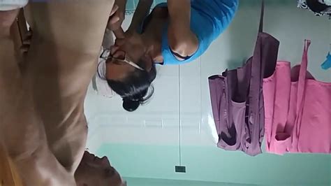 Sveltina In Bagno Con La MILF Zoccola AmaPorn