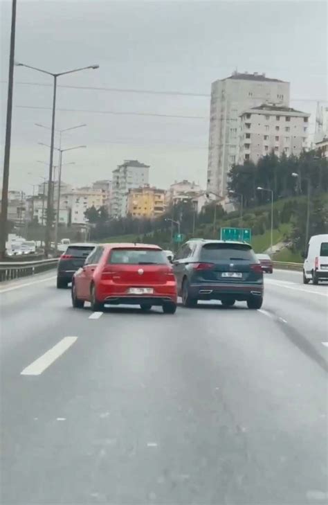 İstanbul Ataşehir de yol verme inatlaşması kazaya neden oldu