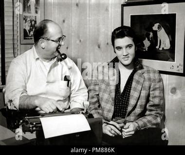 Elvis Presley Con Il Suo Manager Il Colonnello Tom Parker La Firma Di