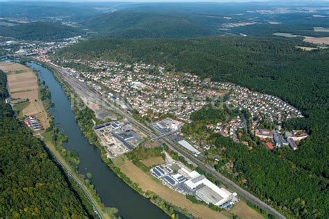 Luftaufnahme Gemünden am Main Von Waldflächen umsäumtes Stadtgebiet