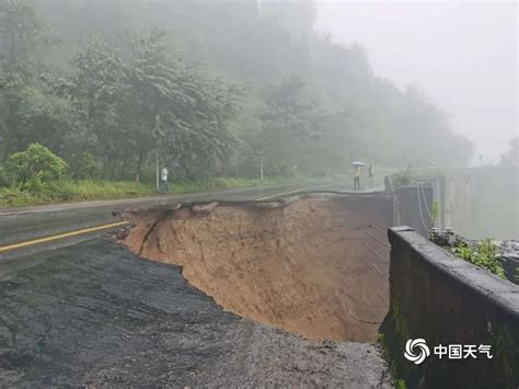 雨势凶猛！云南多地发生泥石流、洪涝灾害，路面坍塌、河水暴涨 高清图集 中国天气网云南站