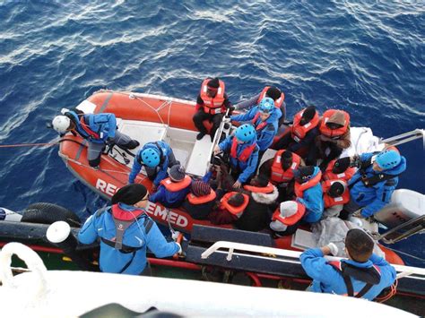 La Mare Jonio Salva Migranti Poi Lo Sbarco A Lampedusa Zic It