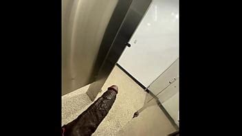 balanceando mi polla en el baño de mujeres junto a la puerta XVIDEOS