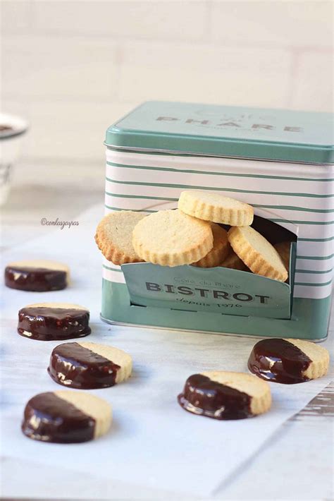 Galletas Danesas De Mantequilla Naranja Y Chocolate Con Las Zarpas