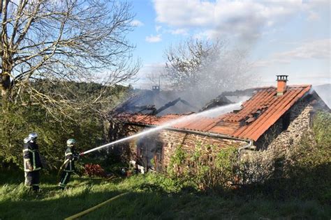 Une maison détruite par un incendie dans un village de Josat Haute