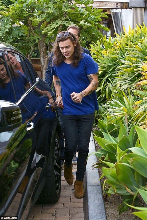 Harry Styles cuts a casual figure as he lunches in Malibu Imágenes de