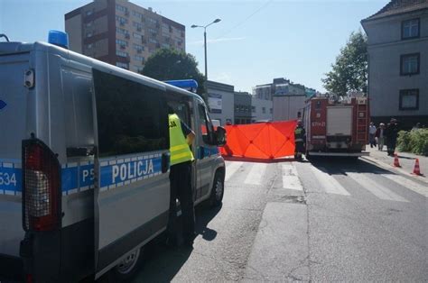 Tragiczny wypadek w Zabrzu TIR przejechał kobietę Kto ponosi winę Są